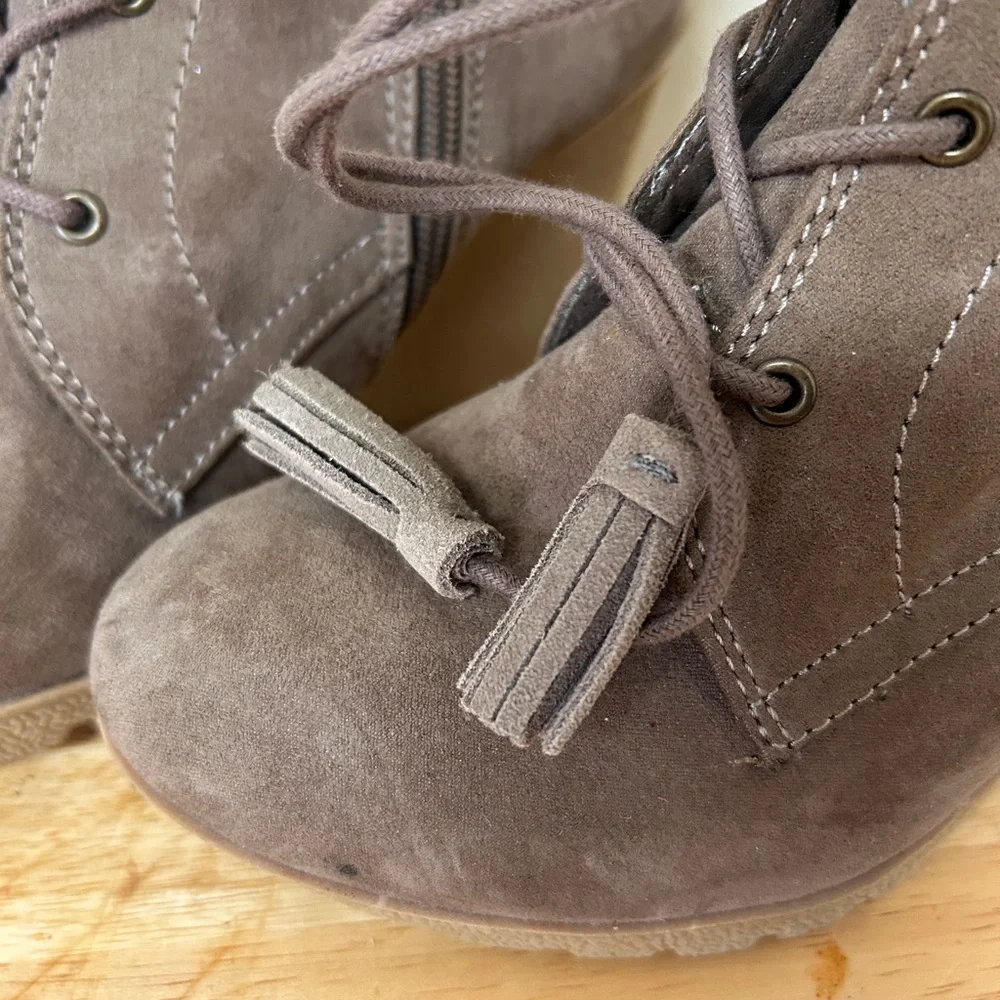 Mia Baylie Brown Suede Wedge Booties‎ with Lace-Up Detail size 7M